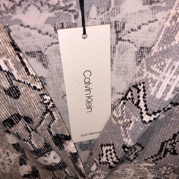 Calvin Klein Women's Matte V-Neck Shoulder Pleat Sleeveless Top New With Tags - Picture 3 of 6